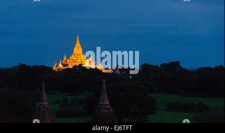 Nachtansicht der Ananda-Tempel, Bagan, Mandalay Region, Myanmar Stockfoto