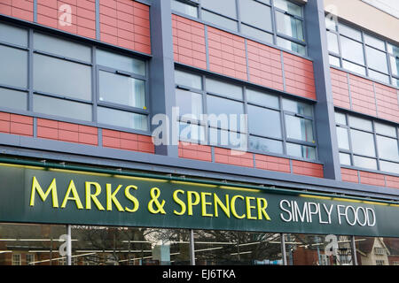 Marks &amp; Spencer einfach Lebensmittelgeschäft Einkaufen in Lytham St Annes, Blackpool, Lancashire England Stockfoto
