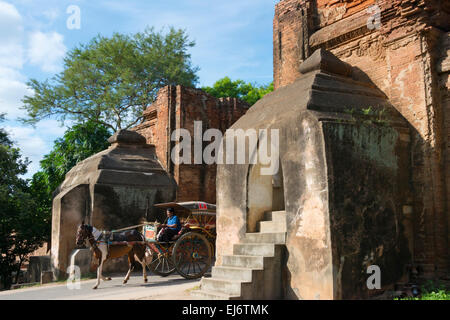 Pferdewagen durchlaufen Tharabar Gate, Bagan, Mandalay Region, Myanmar Stockfoto