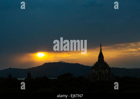 Thatbyinnyu Tempel bei Sonnenuntergang, Bagan, Mandalay Region, Myanmar Stockfoto