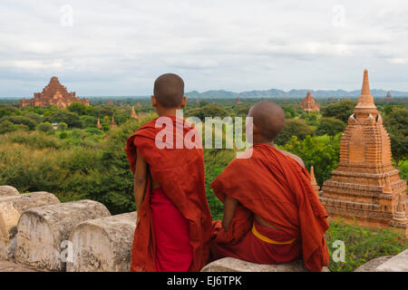 Mönche mit alten Tempeln und Pagoden, Bagan, Mandalay Region, Myanmar Stockfoto