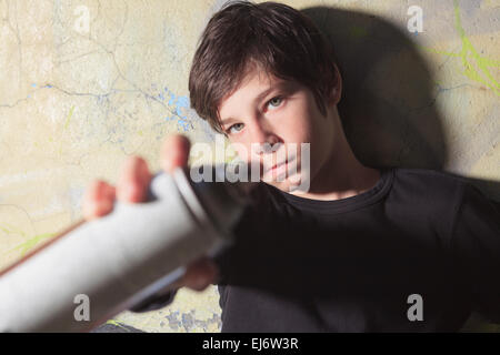 Teen gemacht einige Graffiti an der Wand eines Tunnels Stockfoto