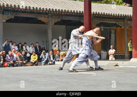 Shaolin Mönche Kung-Fu-Demonstration in Luo Yang, China. Stockfoto