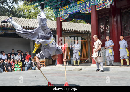 Shaolin Mönche Kung-Fu-Demonstration in Luo Yang, China. Stockfoto