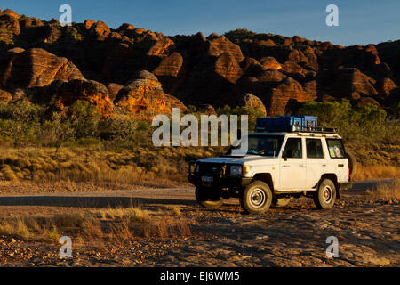 4WD bei Sonnenaufgang in den Bungle Bungles von Western Australia Mit Bienenstock-förmigen Kegel Karst Türme im Hintergrund Stockfoto