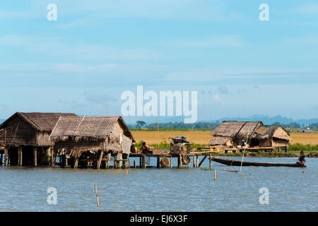 Dorfhäuser am Fluss Ufer des Kaladan zwischen Sittwe und Mrauk-U, Rakhine State in Myanmar Stockfoto