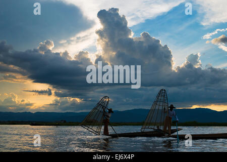 Intha Fischer Ruderboot mit Bein bei Sonnenuntergang am Inle-See, Shan State in Myanmar Stockfoto
