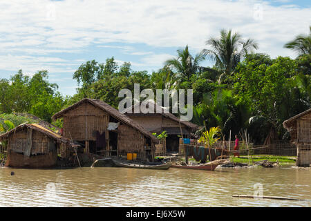 Haus im Dorf am Fluss Ufer des Kaladan zwischen Sittwe und Mrauk-U, Rakhine State in Myanmar Stockfoto