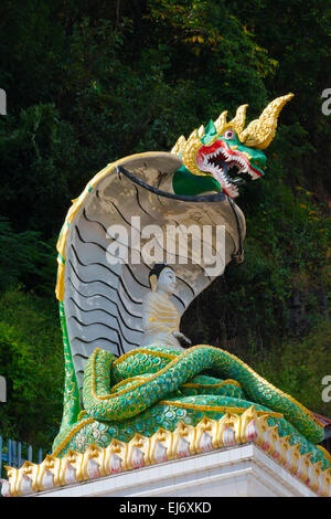 Buddhastatue Meditation mit Naga (Schlange König), Pindaya Cave, Shan State in Myanmar Stockfoto