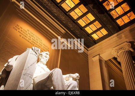 Das leistungsstarke Lincoln Memorial in der National Mall von Washington, D.C. gesehen bei Nacht mit der Wand Gravur beleuchtete. Stockfoto