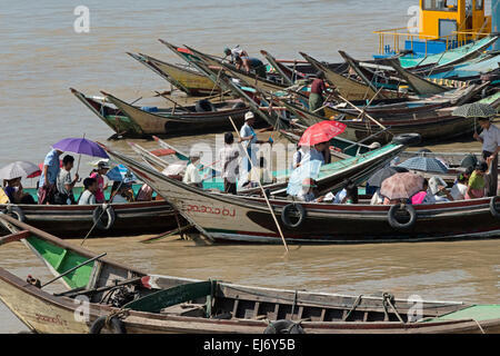 Boote am Fluss Ayeyarwady (Irawadi) im Hafen, Yangon, Myanmar Stockfoto