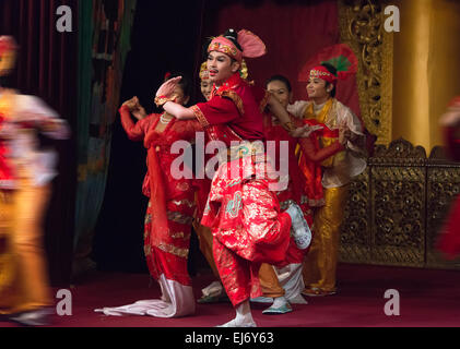 Traditionellen Tanz-Performance, Yangon, Myanmar Stockfoto