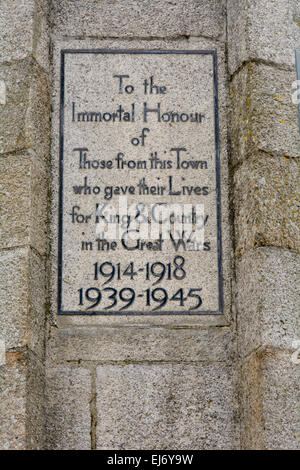 Epitaph für Truppen getötet während Weltkrieges einer am Kriegerdenkmal in Launceston, Cornwall, England Stockfoto