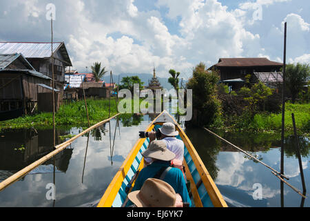 Touristenboot nähert sich schwimmende Dorf, Inle-See, Shan State in Myanmar Stockfoto