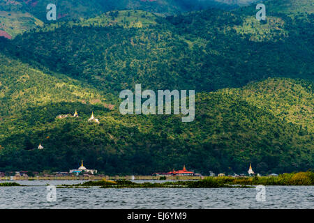 Dorf und die Berge von Inle-See, Shan State in Myanmar Stockfoto
