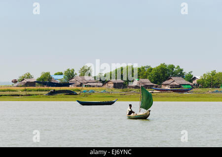 Segelboot auf Kaladan Fluss zwischen Mrauk-Sie und Sittwe, Rakhine State in Myanmar Stockfoto