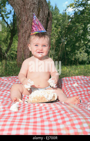 Babymädchen feiern ihren ersten Bithday mit Gourmet-Kuchen Stockfoto