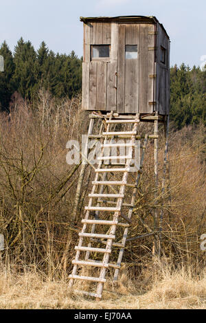 Jäger-Hochsitz Jagd Holzturm in Landschaft Landschaft, Tschechische Republik Stockfoto