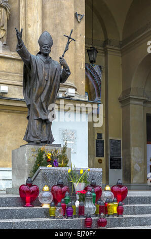 Polen, Warschau: Statue von Papst Johannes Paul II. Vor der Allerheiligen-Kirche. Stockfoto