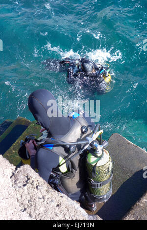 Zwei männliche Taucher bereiten zum Tauchen im Meer in Punta De La Aldea, Gran Canaria, Spanien Stockfoto