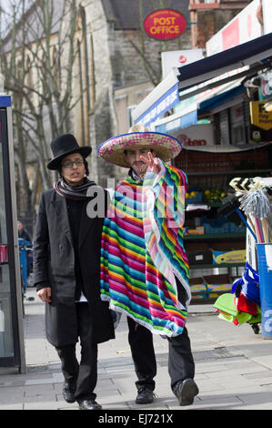 Zwei Jugendliche im Kostüm für Purim in Stamford Hill 2015 Stockfoto