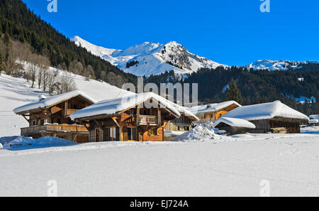 Chalets in winterlichen Vallée De La Manche, Morzine, Haute-Savoie Region Rhône-Alpes, Frankreich Stockfoto