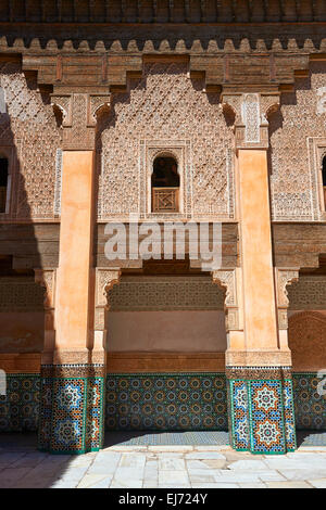 Berber Arabeske, Morcabe, Stuckarbeiten aus dem 14. Jahrhundert, Médersa Ben-Youssef, Koranschule, Marrakesch, Marokko Stockfoto