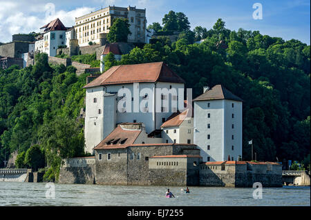 Veste Oberhaus Festung und Veste Niederhaus Festung, Kanufahren auf der Donau, Altstadt, Passau, Bayern, Niederbayern Stockfoto