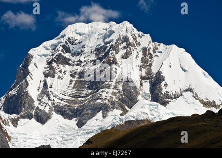 Verschneiten Siula Grande, Cordillera Huayhuash Gebirge, Anden, Nord-Peru, Peru Stockfoto