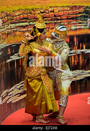 Kambodschanischen hanuman Monkey King und sovann Macha mermaid Werbungstanz, Kambodscha Stockfoto