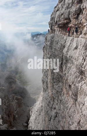 Bergsteiger auf Rock-Band, Klettersteige "Bocchette Centrali", Nr. 305, Naturpark Adamello-Brenta, Brentagruppe, Dolomiten, Trentino Stockfoto