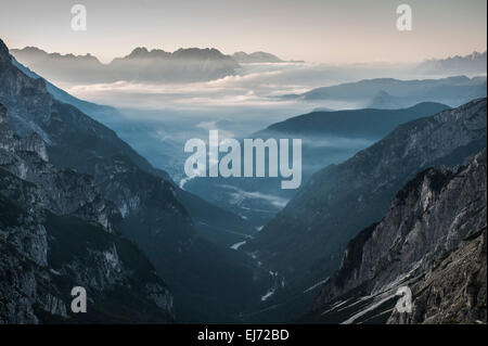 Cadore Talblick aus dem Tre Cime di Lavaredo Bereich, Dolomiten, Veneto, Italien Stockfoto