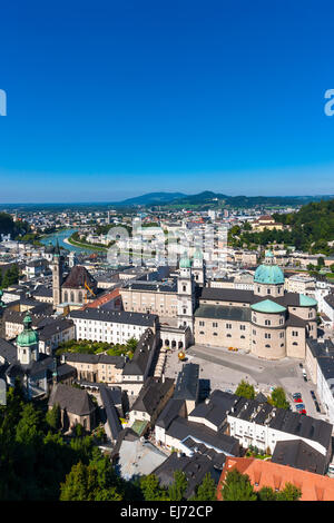 Blick von der Festung Hohensalzburg auf das historische Zentrum, UNESCO-Weltkulturerbe, Kapitelplatz Quadrat und Salzburg Stockfoto