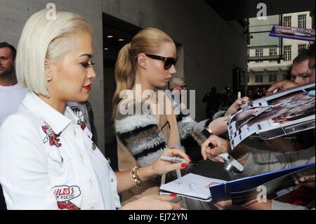 Prominente in den BBC Radio 1 Studios Featuring: Rita Ora, Iggy Azalea wo: London, Vereinigtes Königreich: 18 Sep 2014 Stockfoto