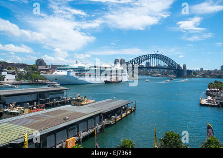 Blick auf den Hafen von Sydney und die Harbour Bridge, Rhapsodie der Meere Liner angedockt am Übersee Passagierterminal, sydney Stockfoto