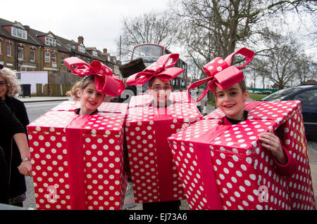 Drei Mädchen in hausgemachten Fancy Dress Kostüme für die jüdischen Feiertag von Purim in Stamford Hill, London 5. März 2015. Stockfoto