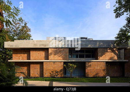 Haus mit Mauern, Ahmedabad, Indien. Architekt: Matharoo associates, 2015. Stockfoto