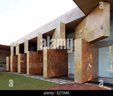 Haus mit Mauern, Ahmedabad, Indien. Architekt: Matharoo associates, 2015. Stockfoto