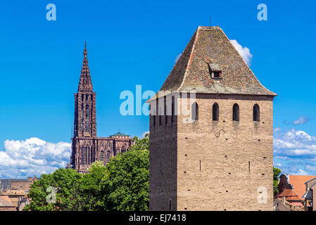 Ponts Couverts's Bridge Tower und Kathedrale, La Petite France, Straßburg, Elsass, Frankreich Europa Stockfoto