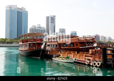 Abu Dhabi Abendessen Kreuzfahrtschiffe Dhau-Hafen. Stockfoto