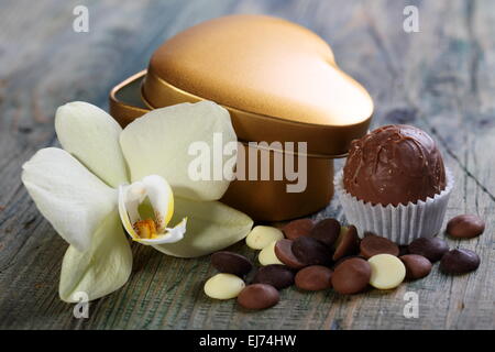 Handgemachte Pralinen und Blumen. Stockfoto