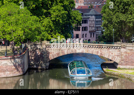 Batorama sightseeing tour Boot unter Ponts-Couverts Brücke, Fluss Kreuzfahrt, La Petite France, Straßburg, Elsass, Frankreich, Europa Stockfoto