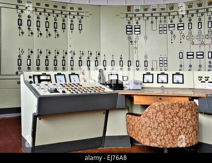 Leitstelle in einer stillgelegten Fabrik Stockfoto