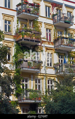 Blumen auf dem Balkon an einem Gebäude in Berlin Stockfoto