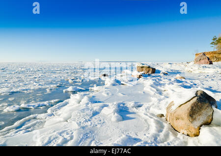 Steinen im Eis auf der Ostsee-Küste Stockfoto