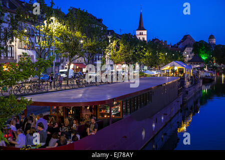 Floating Night Bar auf der barge am Quai des Pêcheurs quay Strasbourg Elsass Frankreich Europa Stockfoto