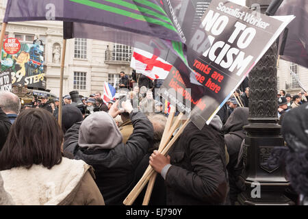 Eine Anti-Rassismus-Demo in London, 21. März 2015. Paul Golding von Britain First abgebildet auf den Stufen des Eros am Piccadilly Circus Stockfoto