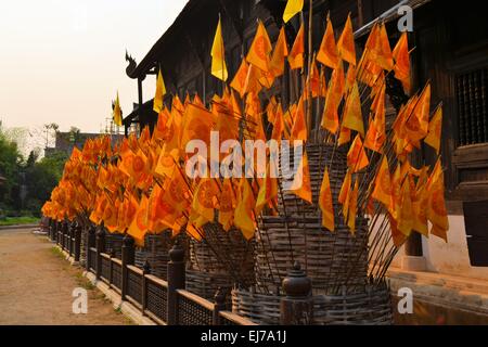 Orange Flaggen mit buddhistisches Symbol vor einem Tempel, Chiang Mai, Thailand Stockfoto