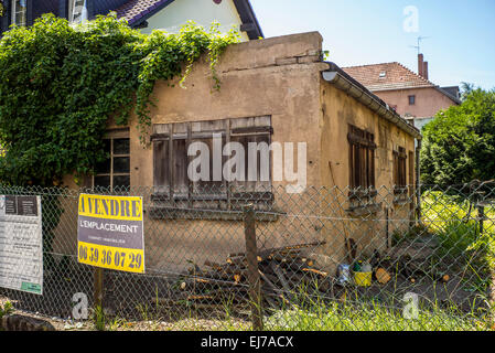 Verlassene kleine Gebäude zum Verkauf, A Vendre Zeichen, Straßburg, Elsass, Frankreich, Europa Stockfoto