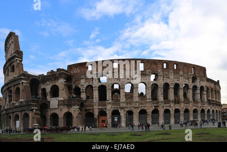 Italien. Rom. Das Kolosseum (Kolosseum) oder Flavian Amphitheater. Seine Konstruktion begann zwischen 70 und 72 n. Chr. unter Kaiser Vespa Stockfoto
